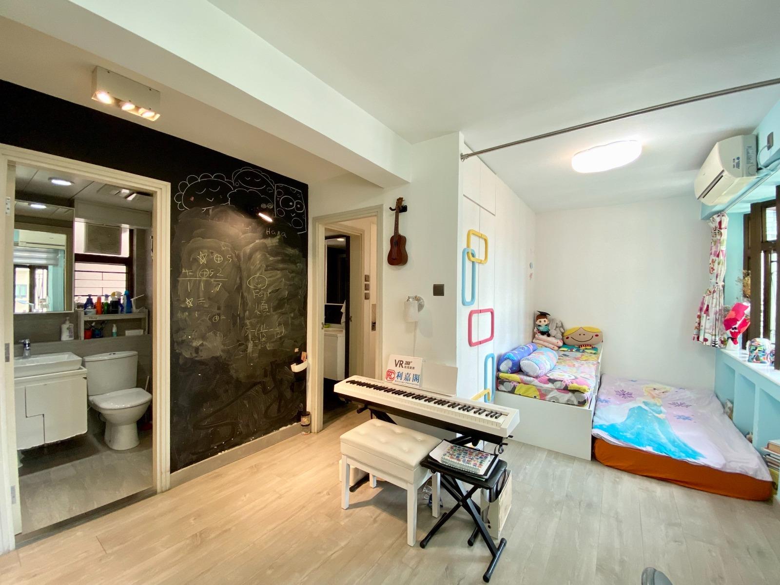 小朋友睡房有點像半開放式設計,因為原則三房時是有走廊,改則兩房後走廊空間被納入房間內,令空間大增兼顯實用。