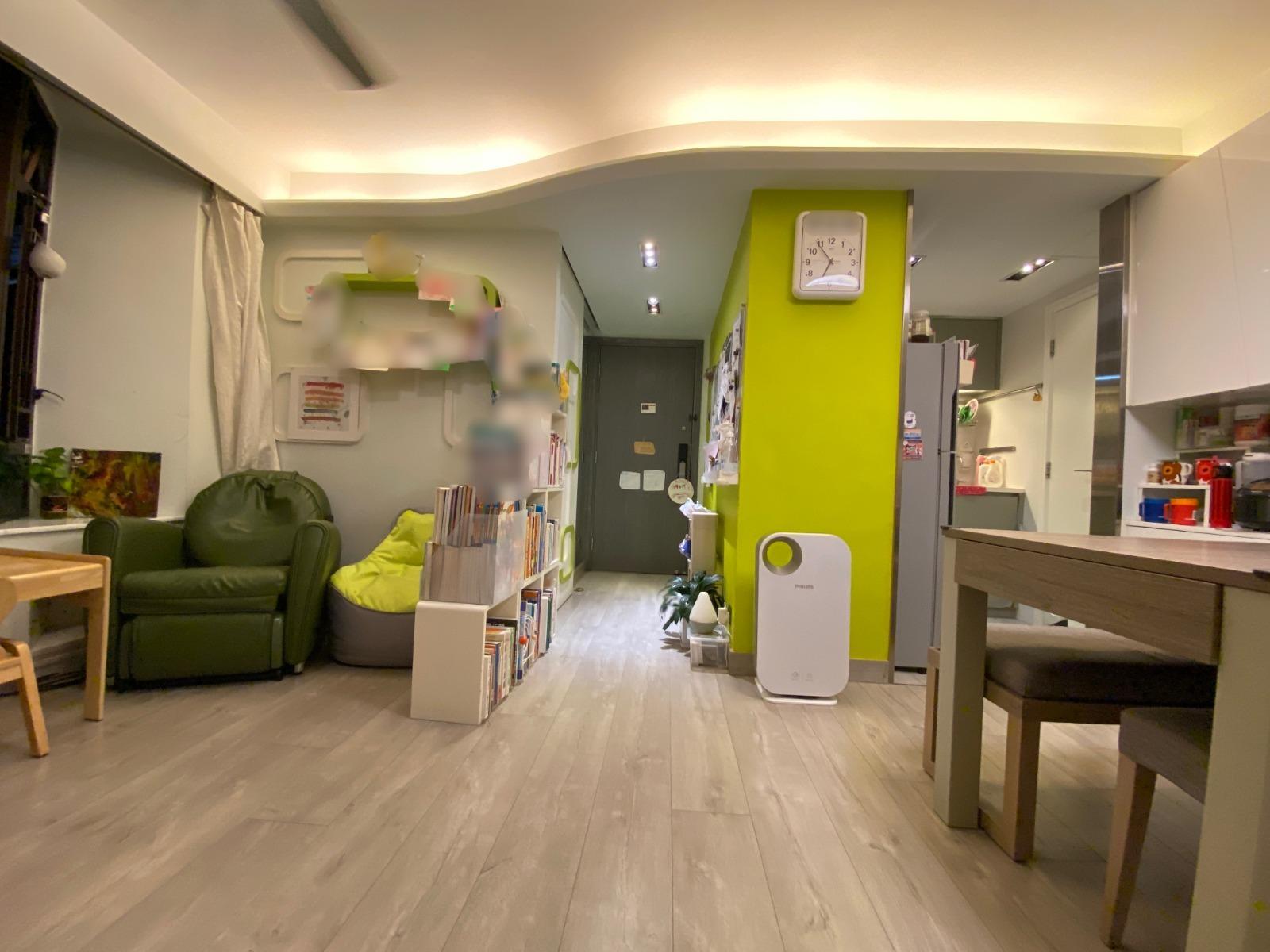 單位大廳以長方形開則,面積闊落,中間以一幅小小的螢光黃色牆壁點綴,增添幾分活潑感覺,而半開放式設計廚房亦增加空間感。