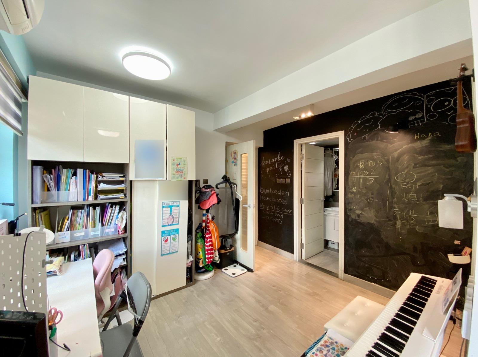 小朋友房間其中一幅牆壁改為黑板,方便學習。