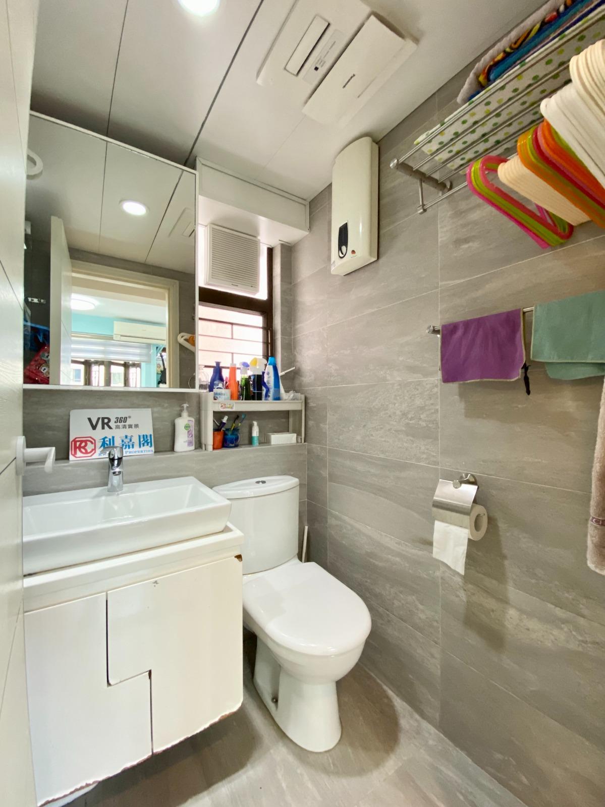 客廁裝修整潔闊落。