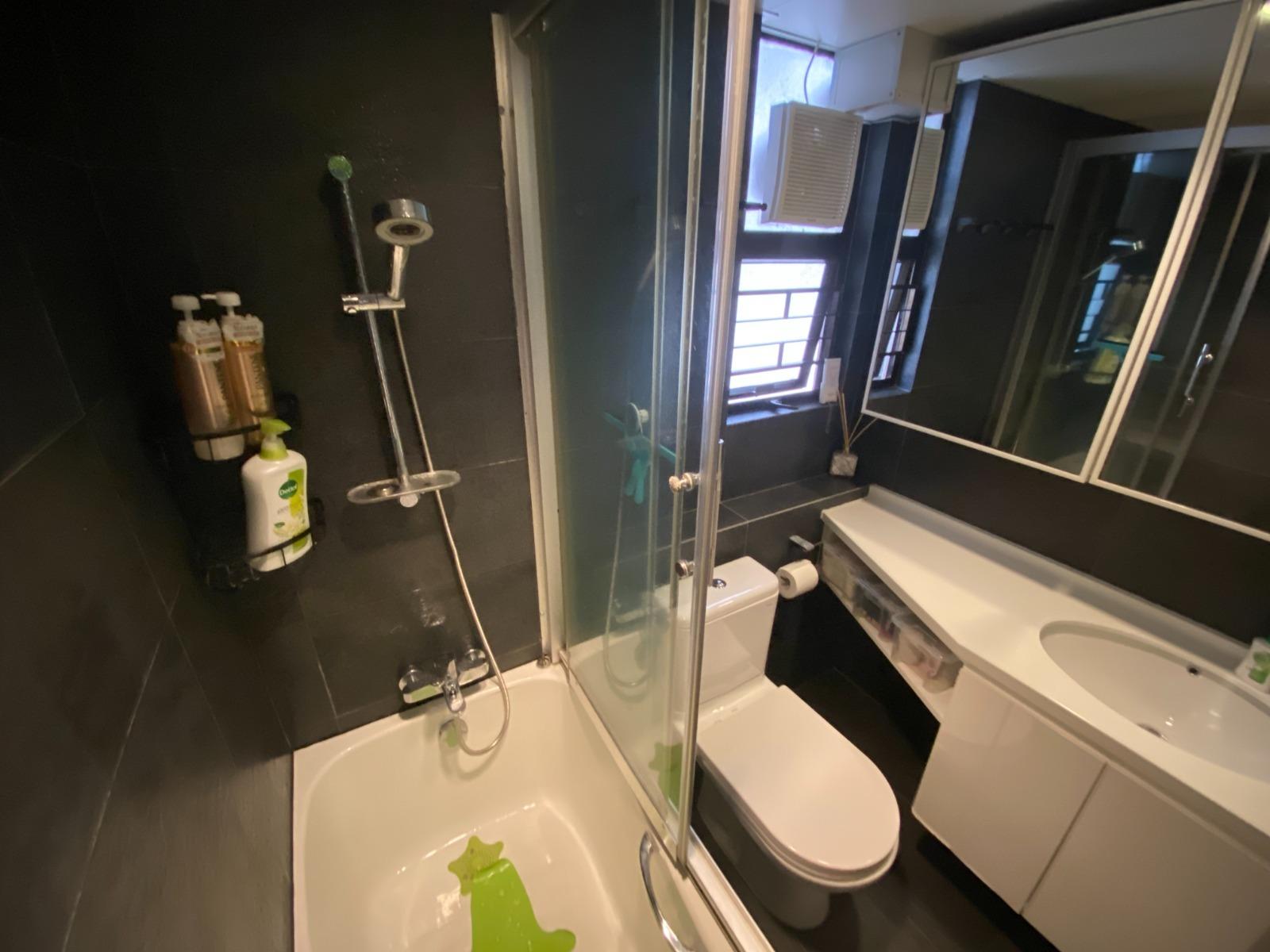 主人套房浴室以黑色為主調,裝修新淨潔淨。