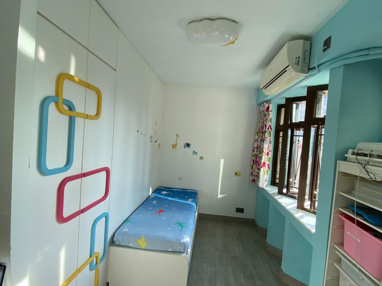 小朋友睡房有一列窗戶,光線充裕,且空氣流通。