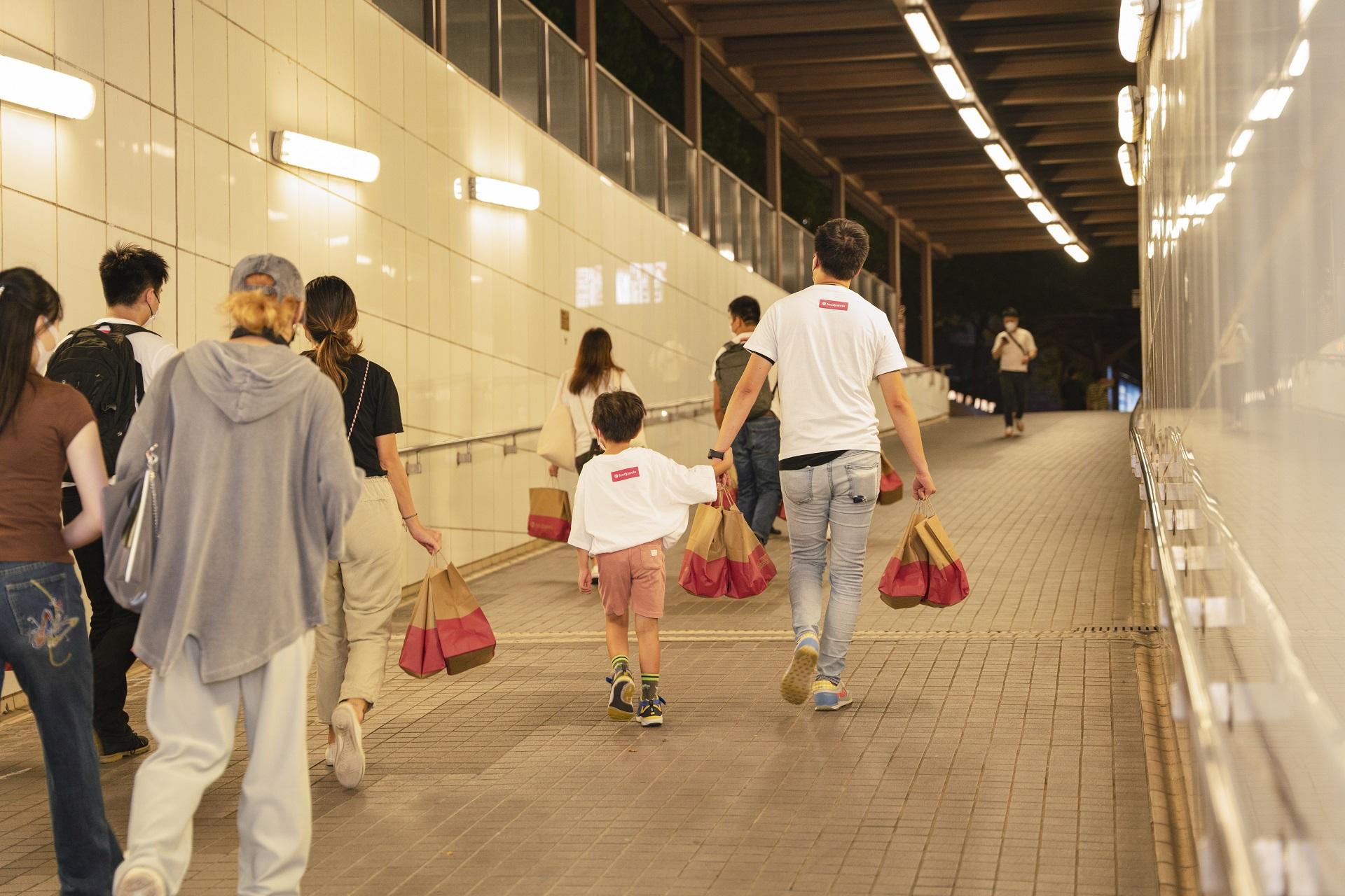 foodpanda與同路舍團隊向無家者送上支援物資。