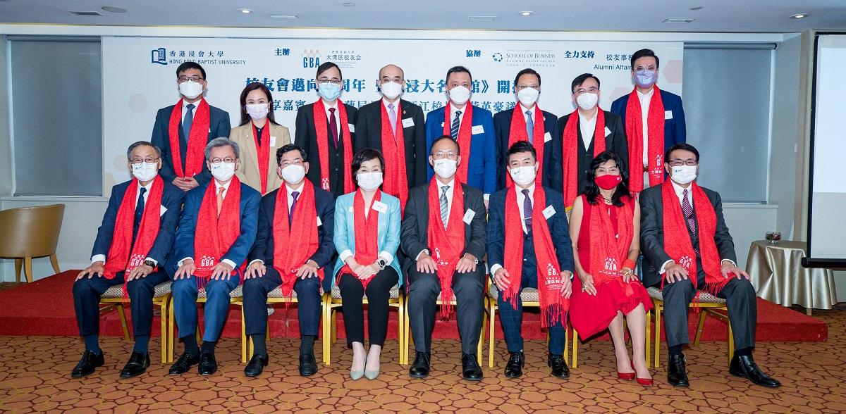 一眾校友會領導層與接受《浸大名人館》訪談的校友嘉賓,在啟播儀式上大合照。(大會提供)