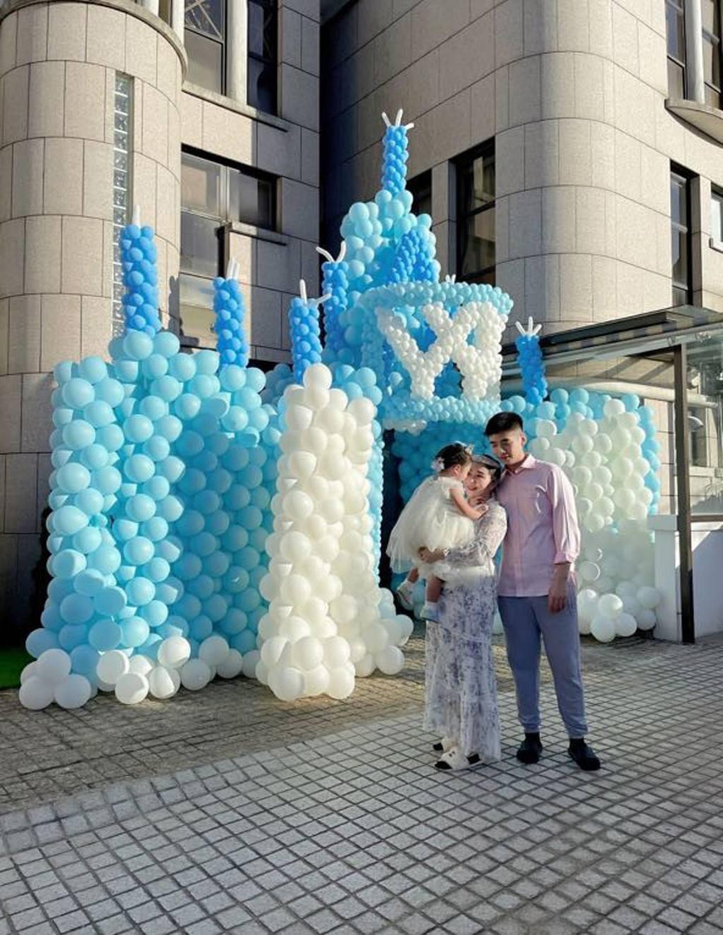 去年超盈為女兒舉行盛大的城堡派對。