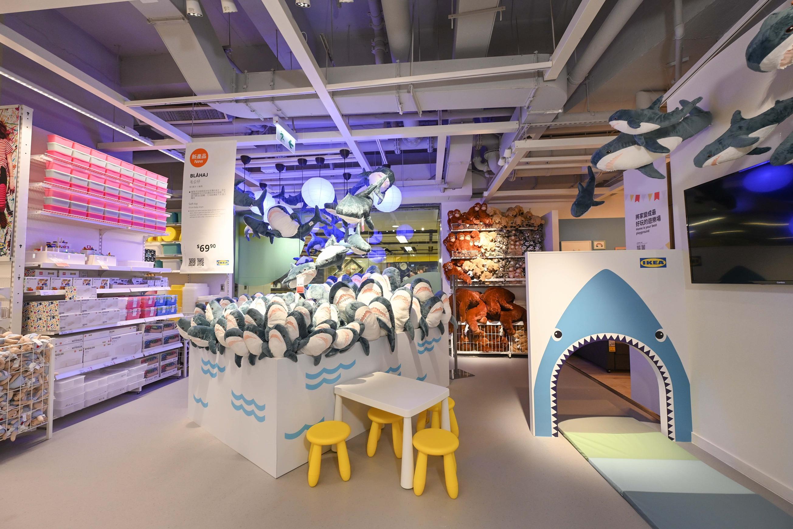 「與兒童同住」區域,備有多款安全無毒的 兒童繪畫產品及玩具。