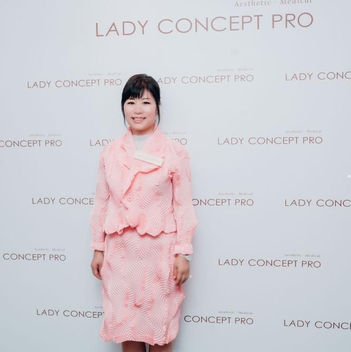 七仙羽早前穿上一身Issey Miyake出席活動。