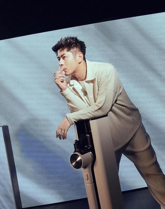 許廷鏗近年也相當鍾情Issey Miyake。