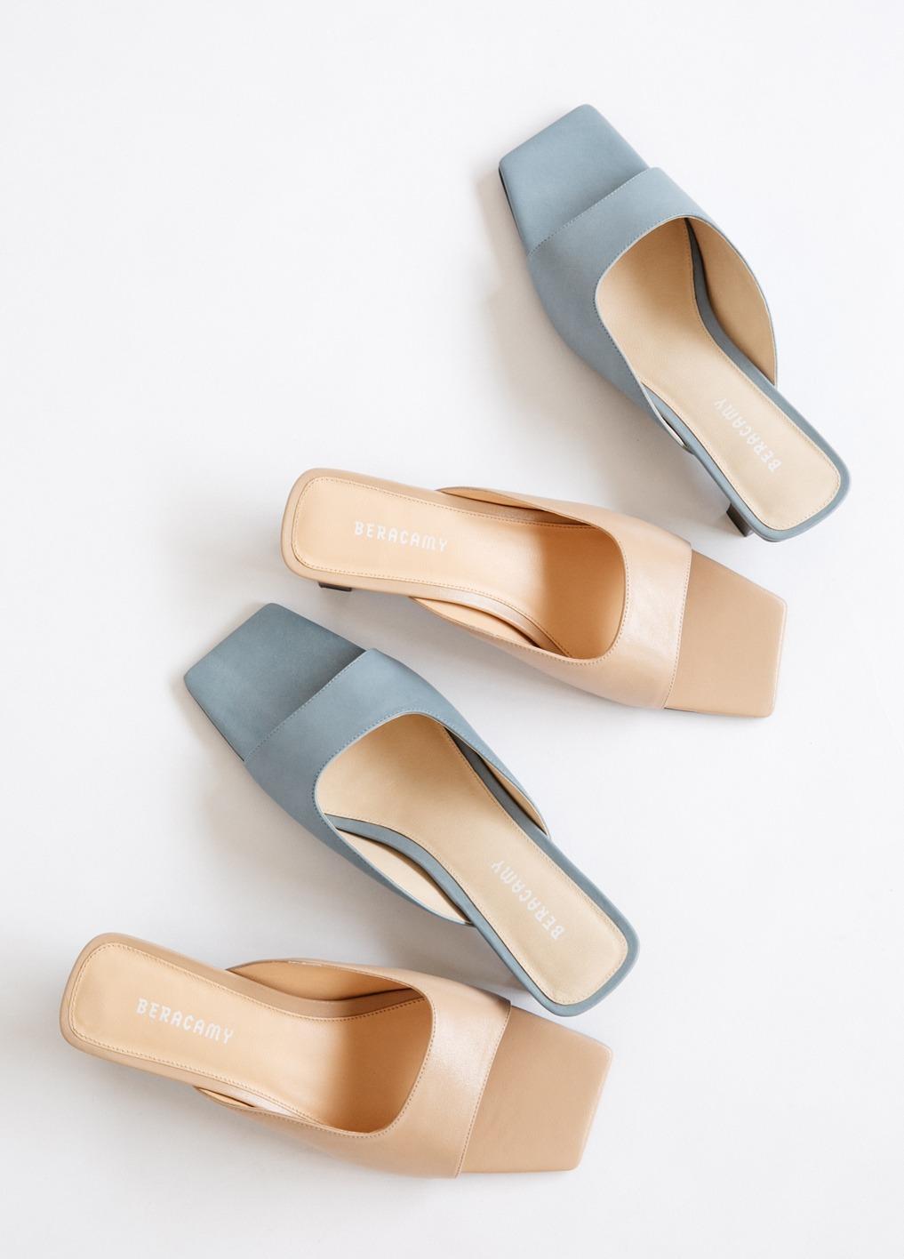 JANIS Heeled Sandals $1,280:型格的斜方形露趾鞋頭,配上粗鞋跟,天藍色鞋身充滿氣質;杏仁色則突顯法式優雅。