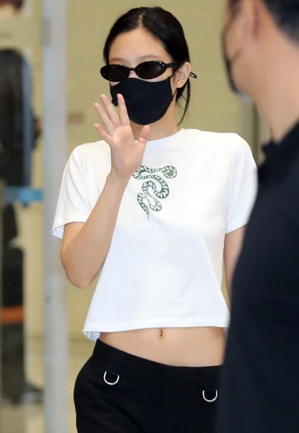 Jennie返抵韓國時戴上太陽眼鏡,但仍友善地向在場粉絲揮手。