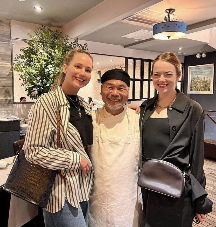 愛瑪史東產後甚少公開露面,近日她約好友珍妮花羅倫絲在紐約歎中菜。