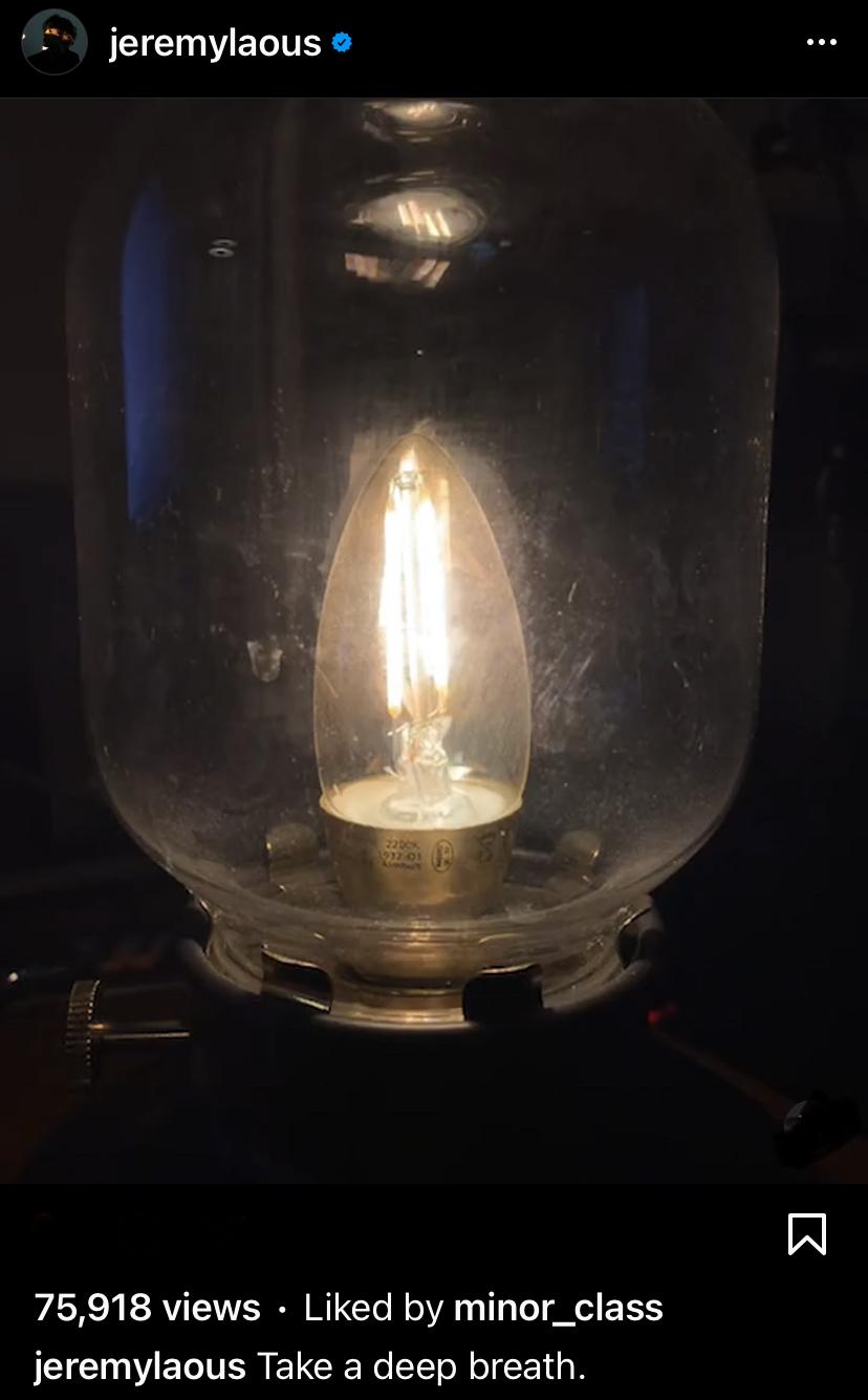 Jer在深宵開live唱《呼吸之間》,以音樂與粉絲作彼此療癒。