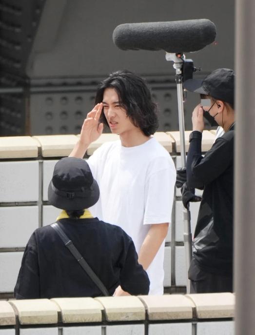 山崎賢人現身上野為擔正新劇《Atom之子》於烈日下開工。