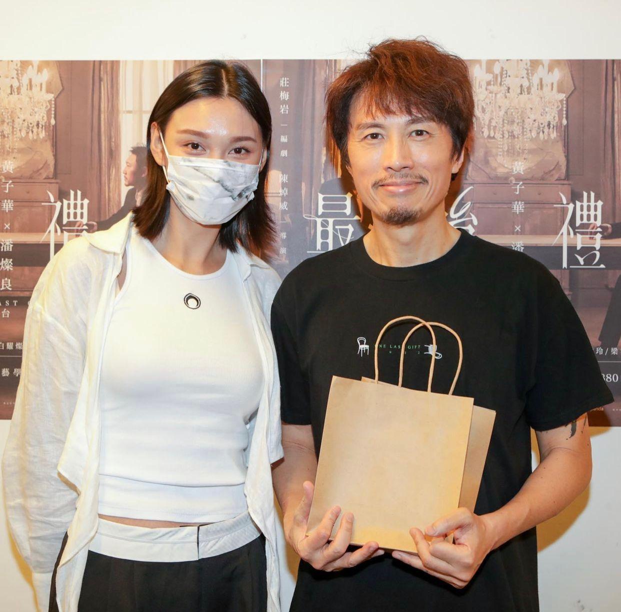 王丹妮昨晚欣賞舞台劇《最後禮物》,並向62歲的黃子華送上生日禮物。