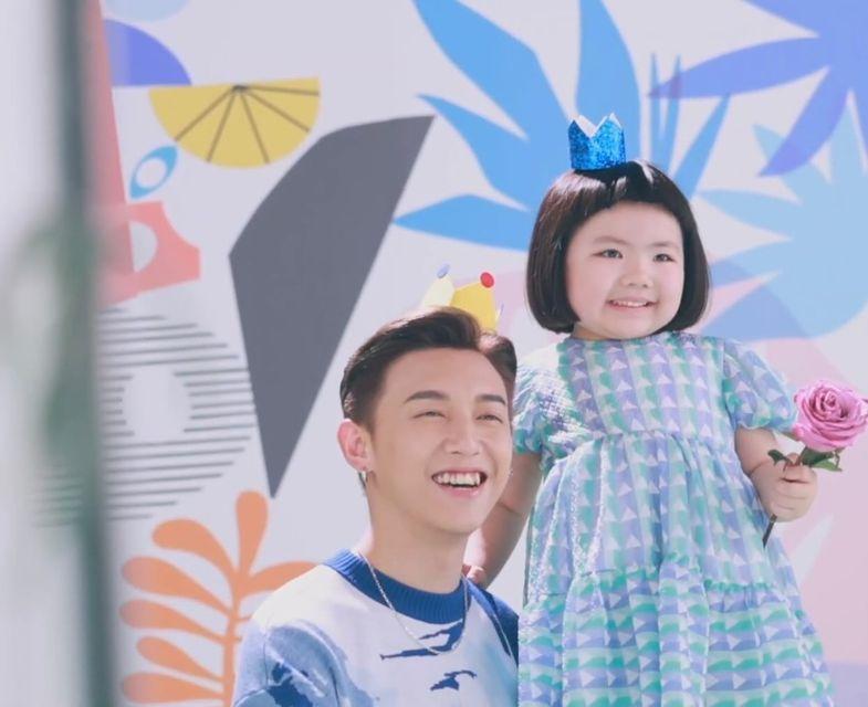 Lucy年紀細細已紅到廣告界,更與偶像MC合作拍廣告。