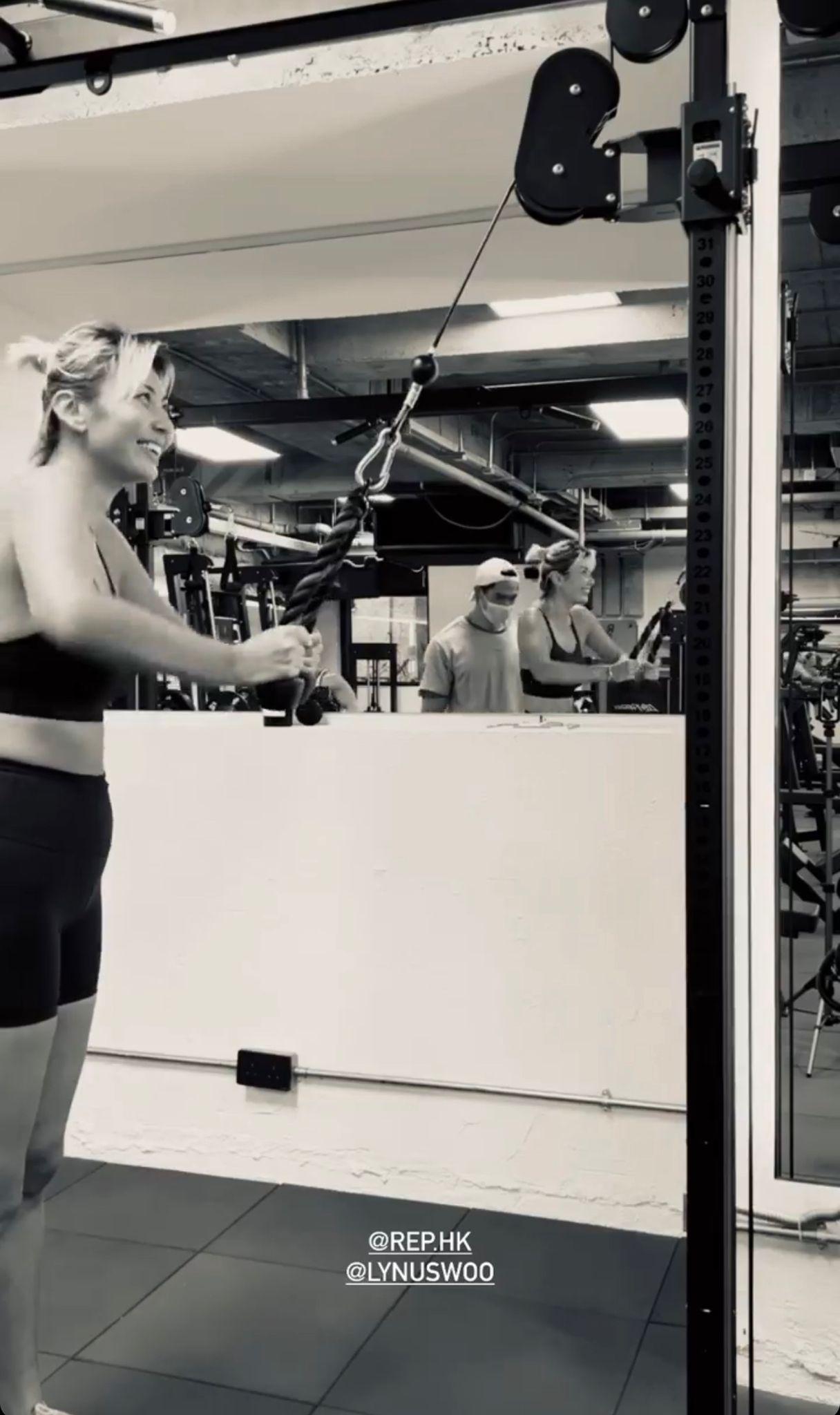 王敏德乖女王麗嘉昨日分享影片,獲Lynus教做健身器械。