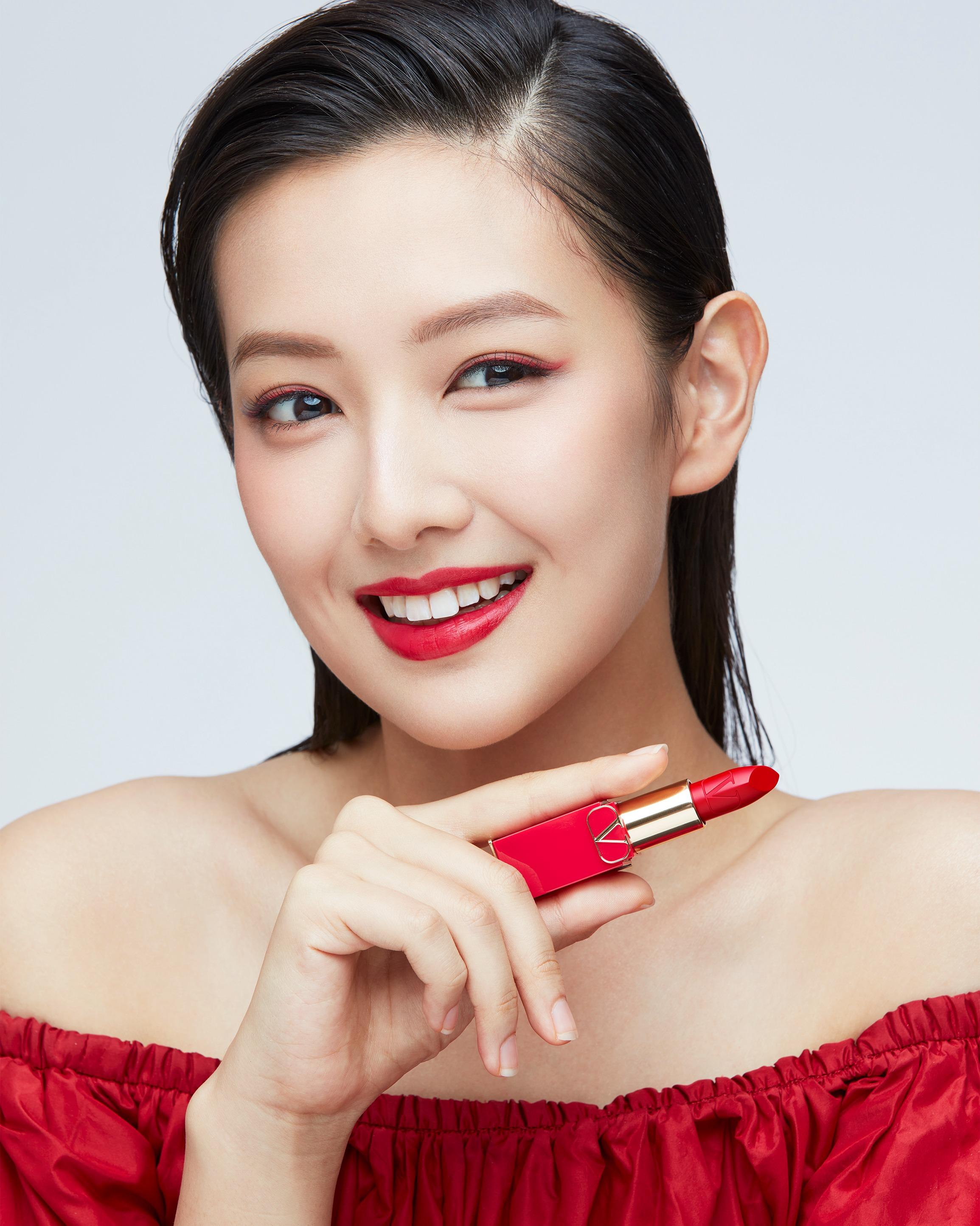 點綴Mandy開朗懾人個性的#22R Rosso Valentino 高訂玫紅。