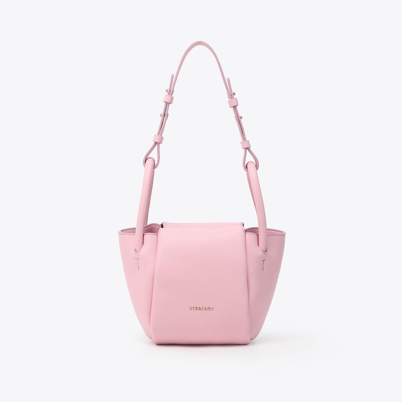 NADIA Satchel 設有大小兩款。$2780