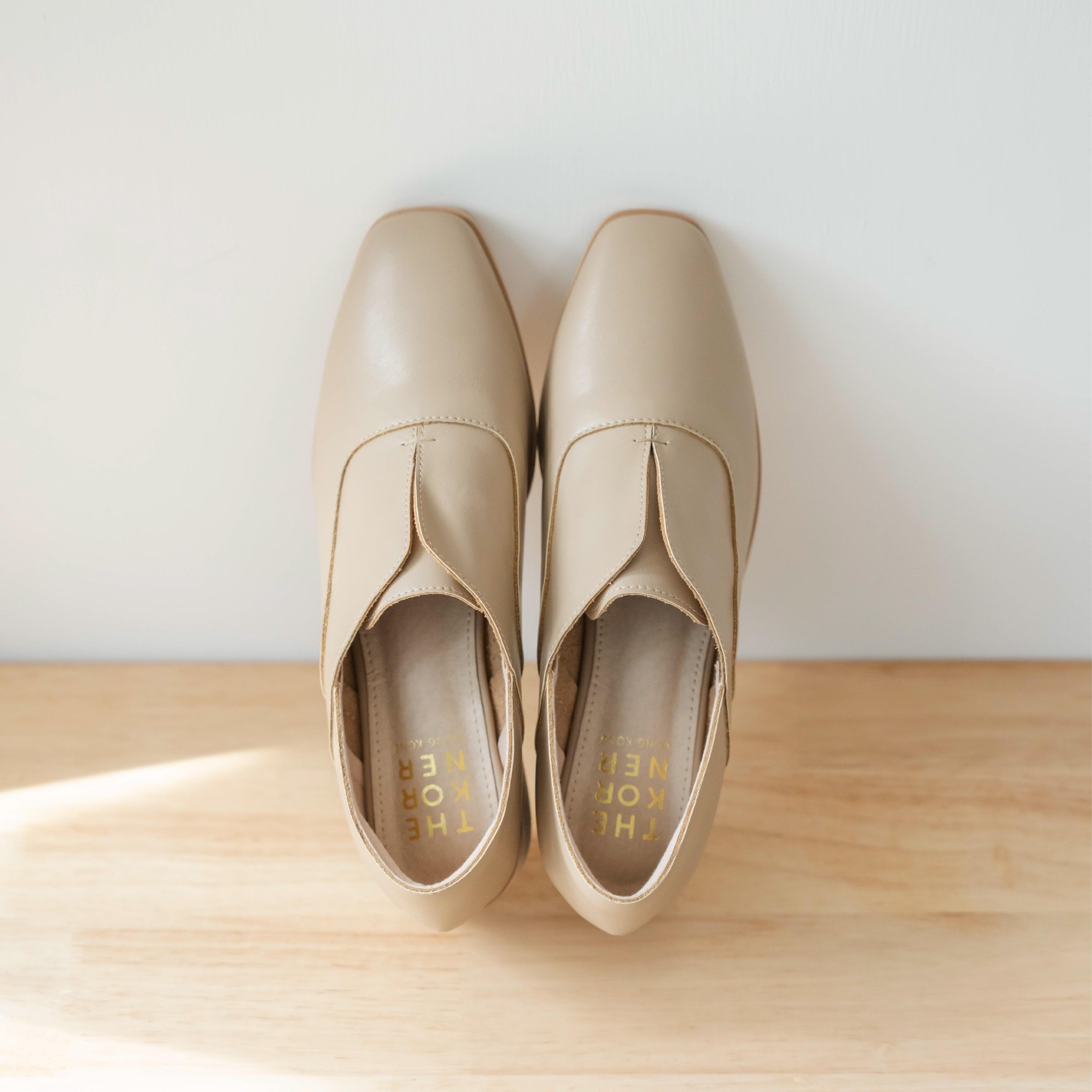 Kiff Heels Loafers使用俐落的光滑皮面配搭簡約小方頭,鞋舌位置特意設計成打開的V型口,易於穿著。$590