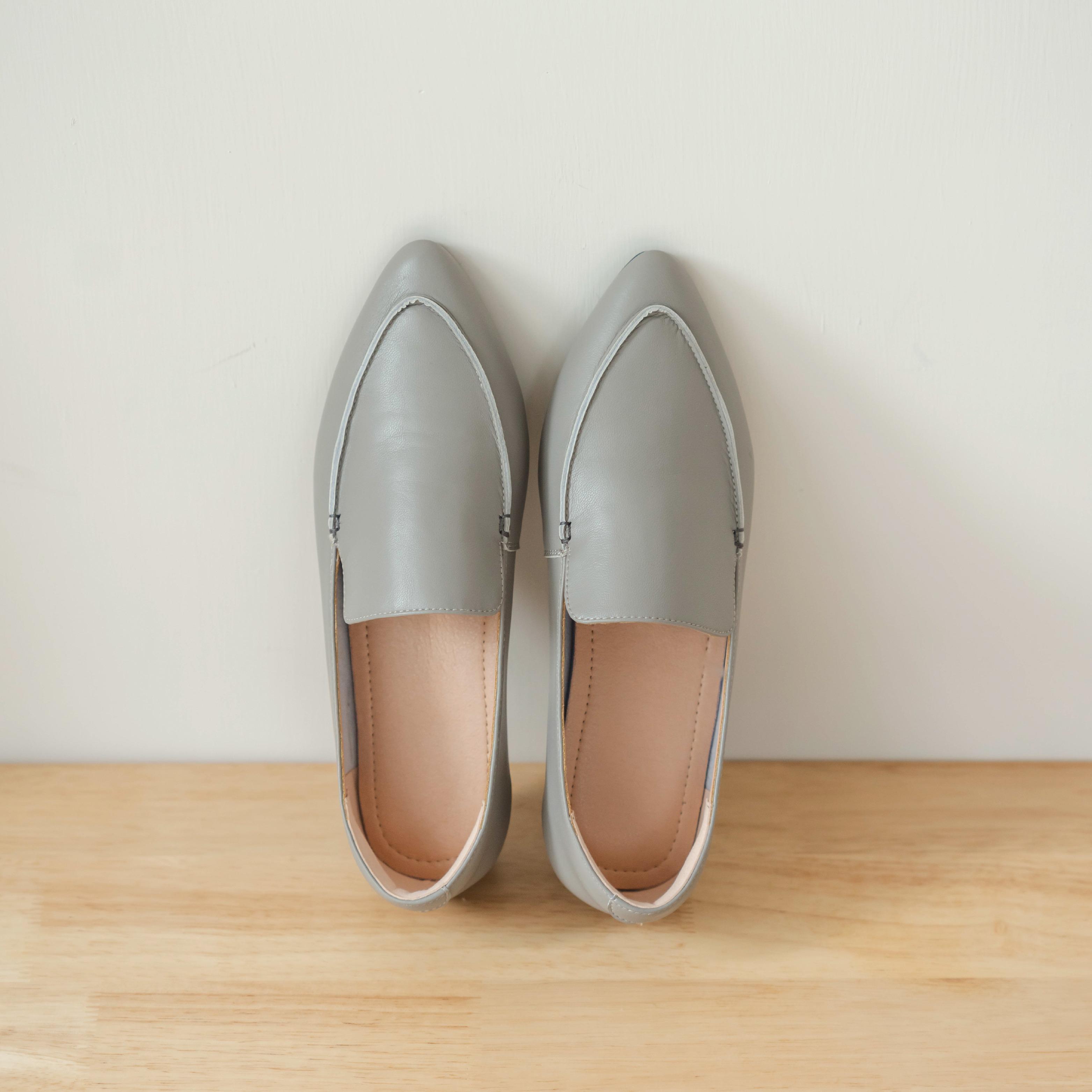 回購率極高的Koni系列,加入全新元素及配色,並保留柔韌度極高的全牛皮設計。新登場的Koni Leather加入兩倍鞋墊設計,鞋面兩邊以車線鞏固鞋型,減輕破損。厚墊Cushion保護嬌嫩雙足;加上高防滑性又輕盈的生膠鞋底,下雨天都可穿著。$690