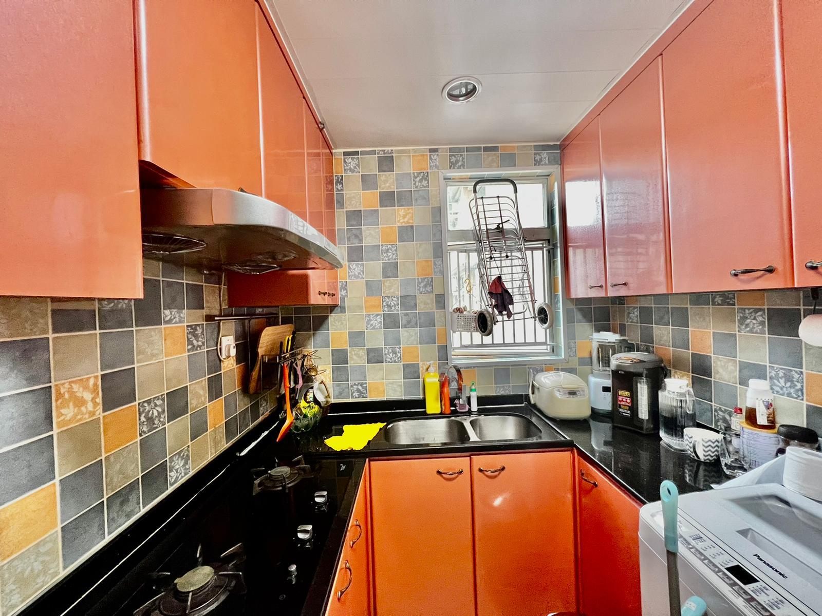 廚房面積十分闊落,有足夠空間擺放洗衣機,同時設有雙鋅盆、一列天花及坐地廚櫃,裝修亦新淨,好使又實用。