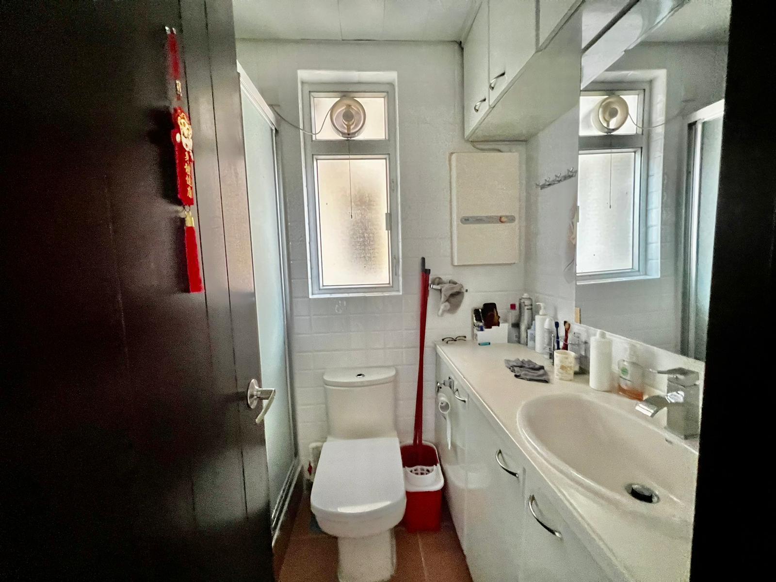 浴室面積算大,光猛通爽。