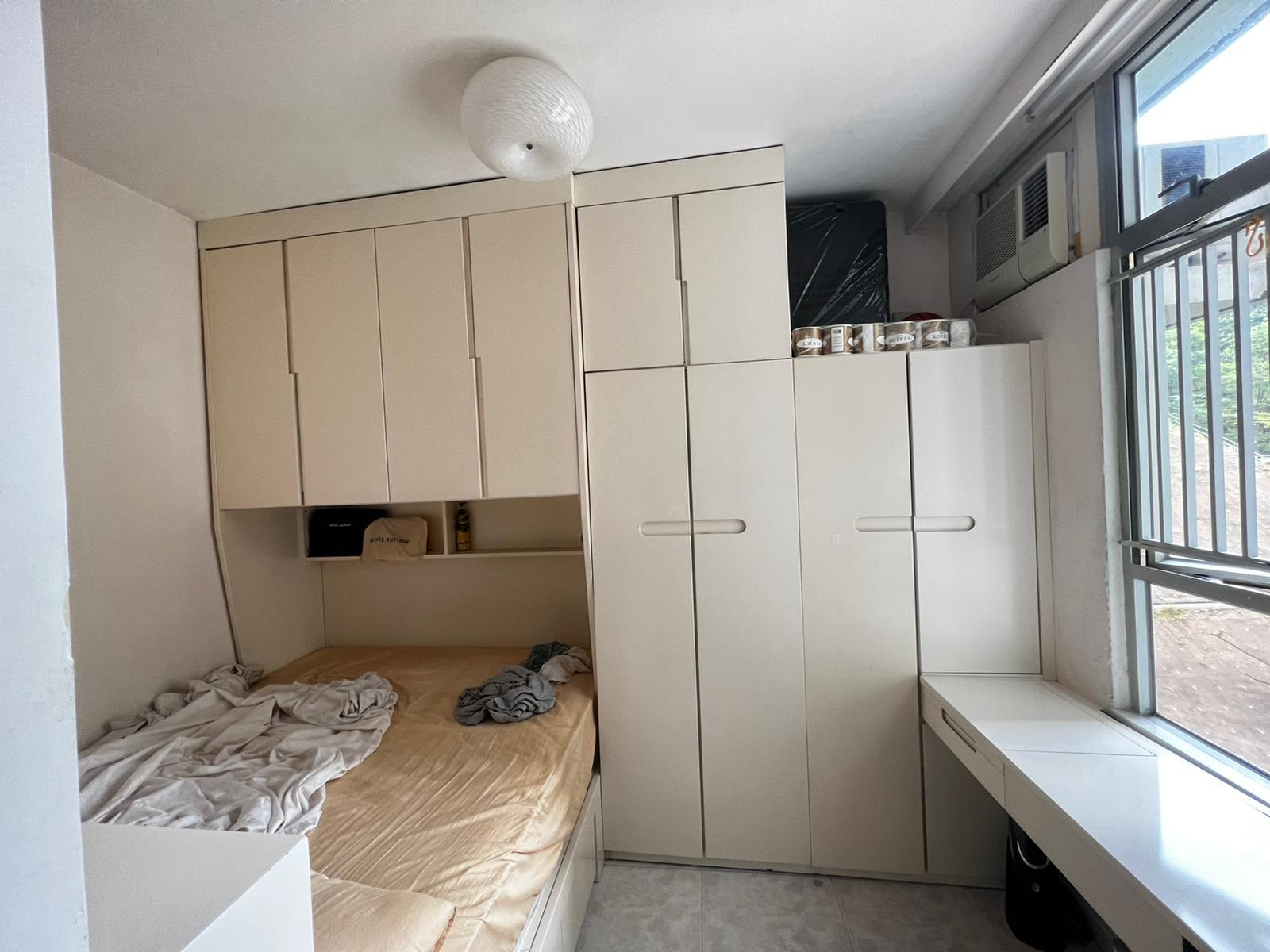 主人房設有大型組合床櫃及書枱櫃,有不少收納空間。