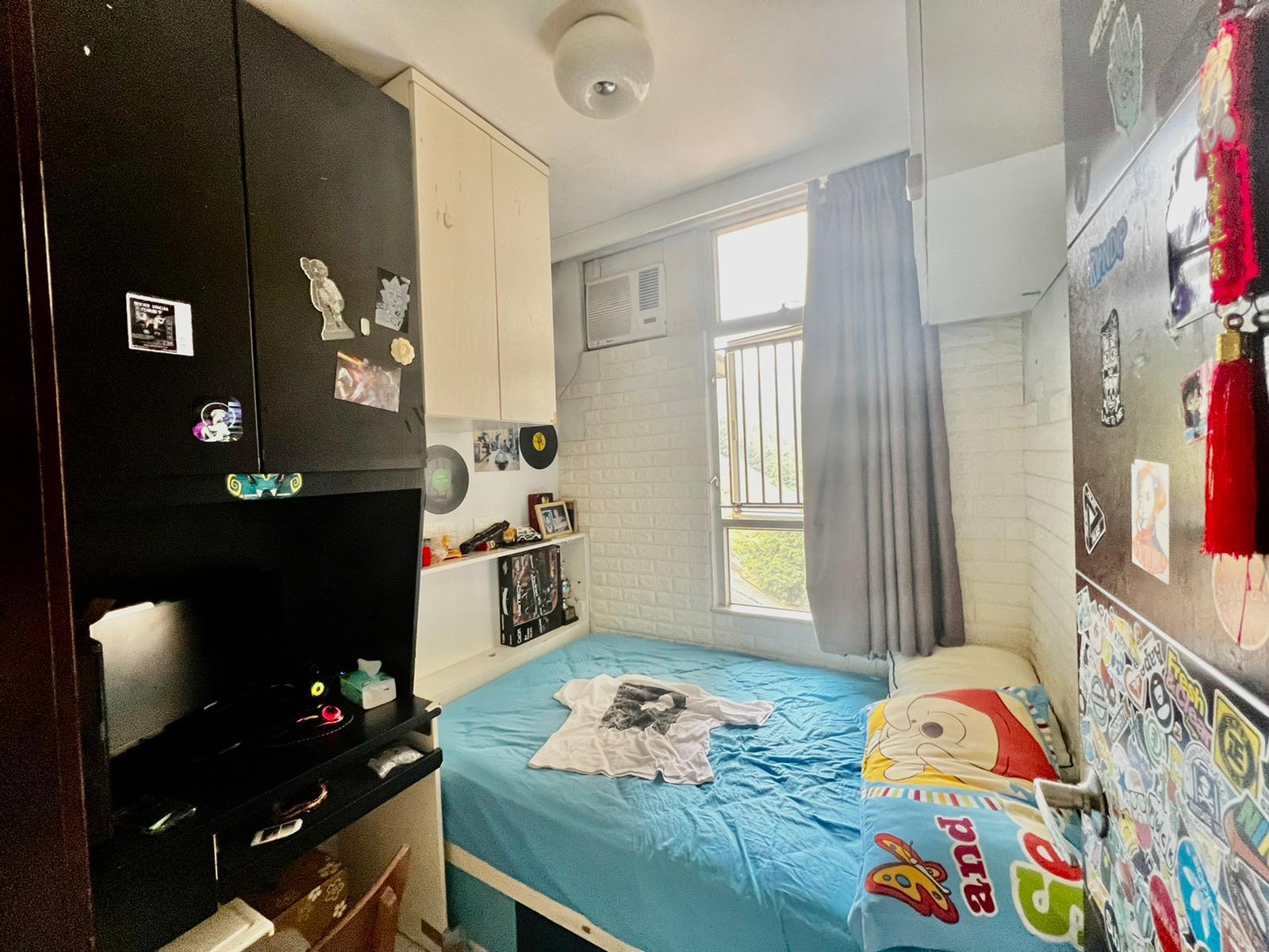 另一個睡房間隔四正,裝有吊櫃及床邊書櫃,窗外是清幽私翠綠山景。