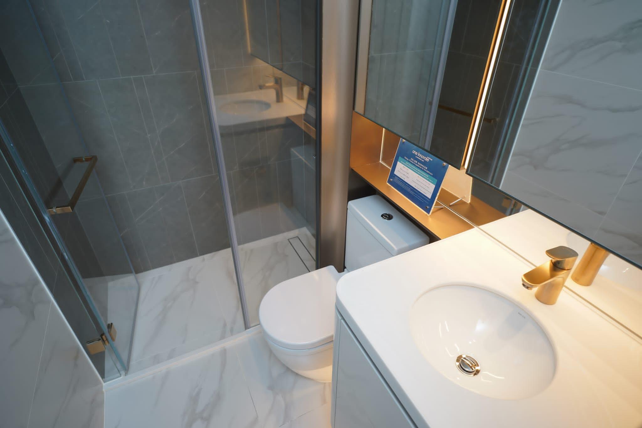 浴室採用國際級品牌配備,並設有浴室寶,地台及牆身均採用抗菌地磚及牆身磚。(李睿哲攝)