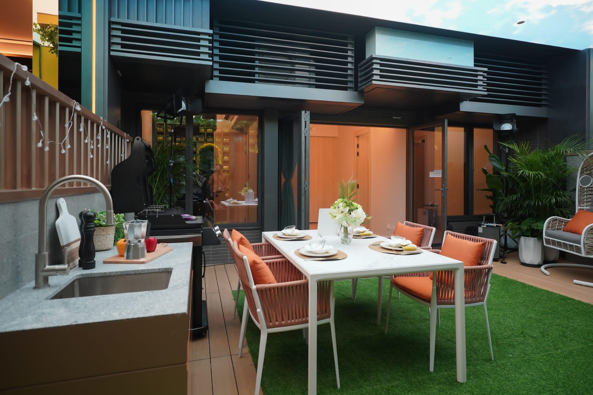 最新開放的連花園特色戶示位,是以項目A座地下20室為搭建藍本;示位現時放置的戶外傢俬、燒烤爐、吊床椅及盆栽,將跟隨上述連花園單位一併交樓出售。(李睿哲攝)