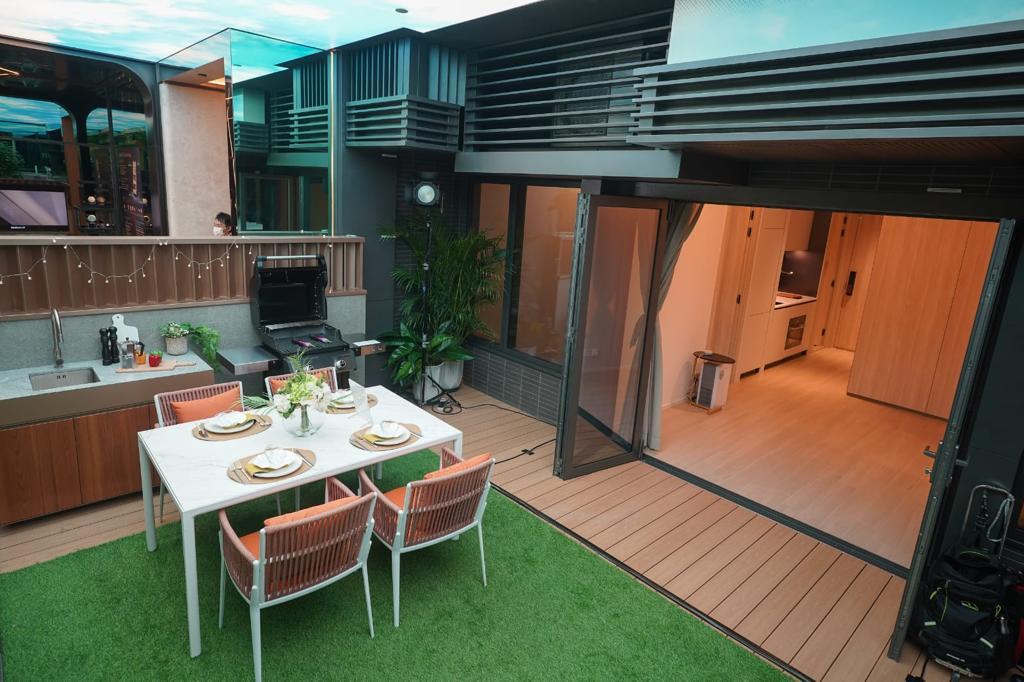 最新開放的連花園特色戶示位,是以項目A座地下20室為搭建藍本;示位現時放置的戶外傢俬、燒烤爐、吊床椅及盆栽,將跟隨上述連花園單位一併交樓出售。(李睿哲攝)