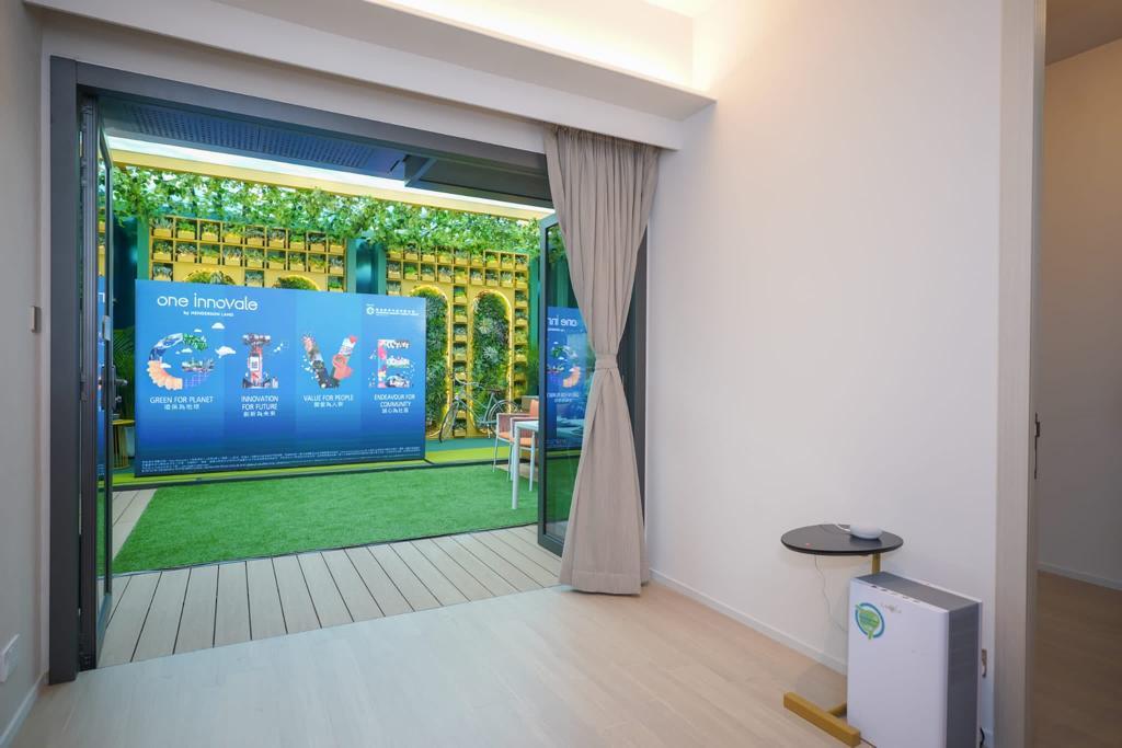 單位大廳闊近2.7米,空間寬敞,並連接私人花園,總長度達約10米。(李睿哲攝)