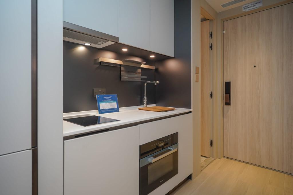 單位為開放式廚房設計,配備多項廚房配件,包括砧板、餐具盤、牆架、瀝水籃等,一應俱全。(李睿哲攝)