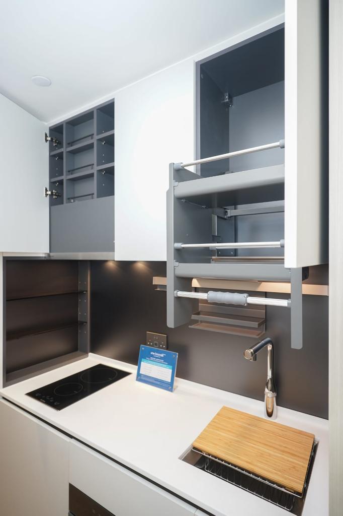 單位為開放式廚房設計,配備多項廚房配件,包括砧板、餐具盤、牆架、瀝水籃等,一應俱全。(李睿哲攝)