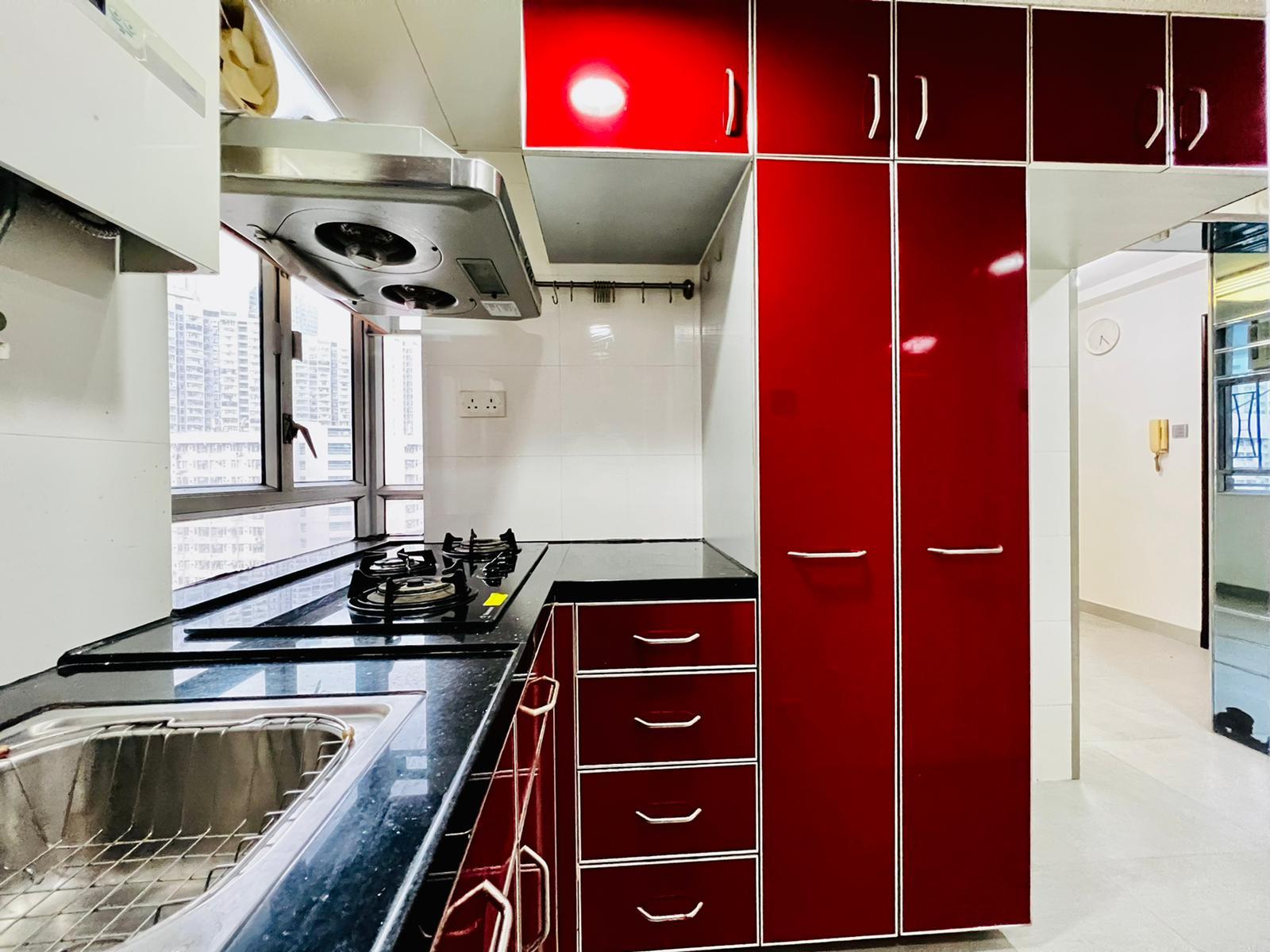 廚房設有多個大大小小收納櫃及吊櫃,非常實用。