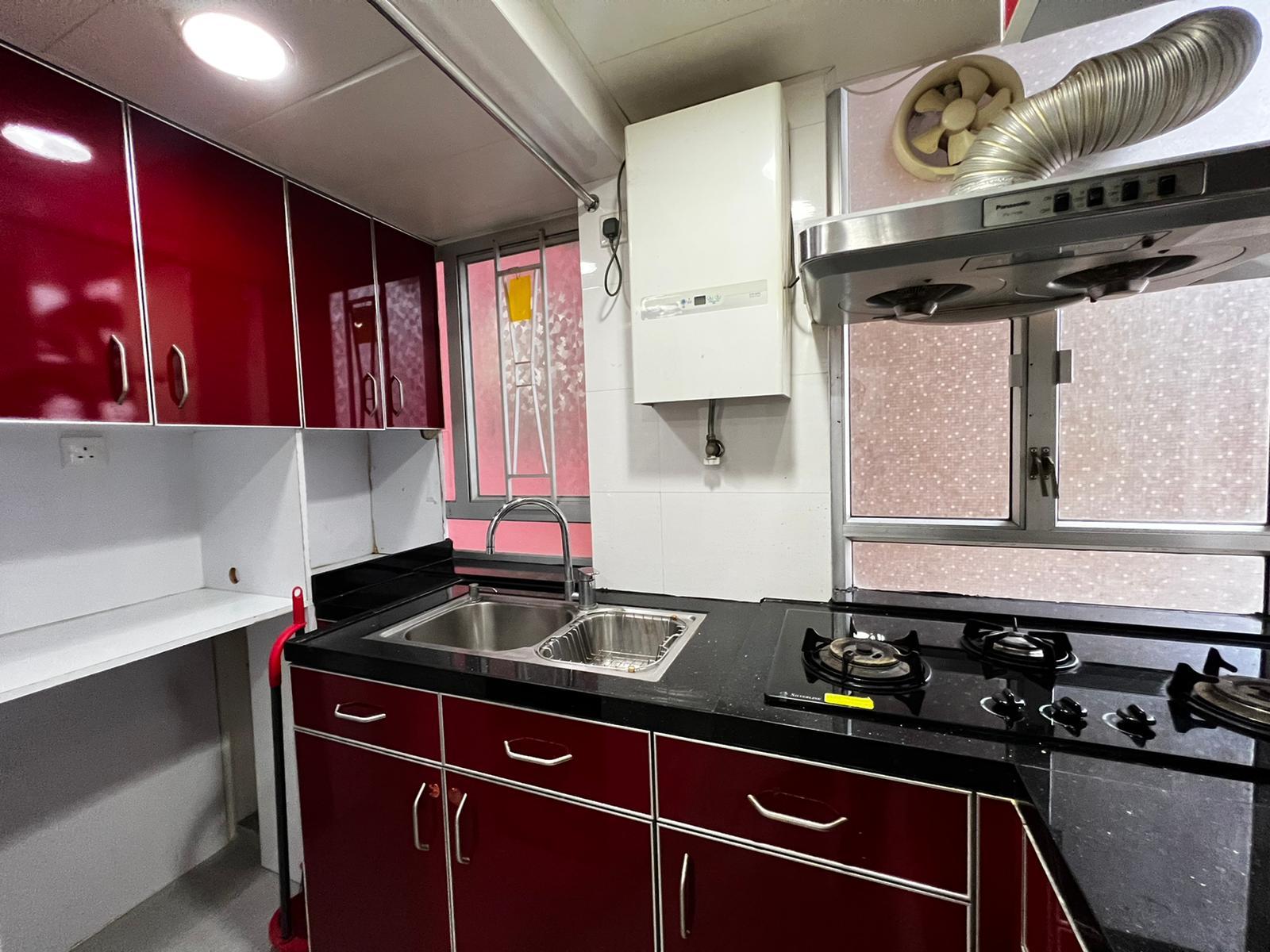 廚房設有雙鋅盆及3個爐頭,並有兩邊窗,下廚空間極之充足,空氣亦流通。