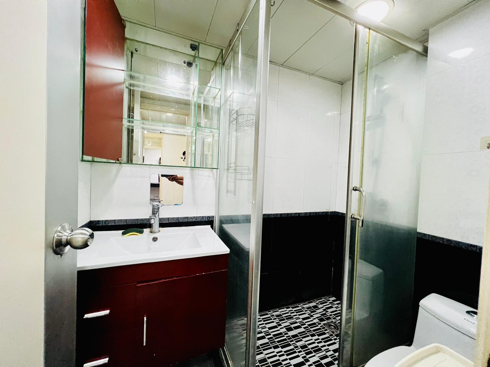 採企缸設計的浴室。