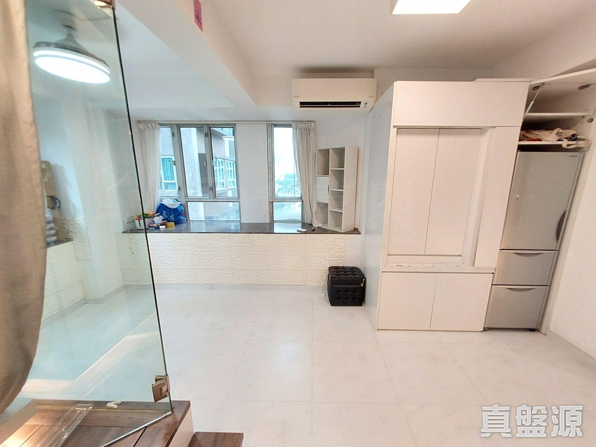 單位裝修企理,附有少量傢俬,並望開揚園池景。(代理提供相片)