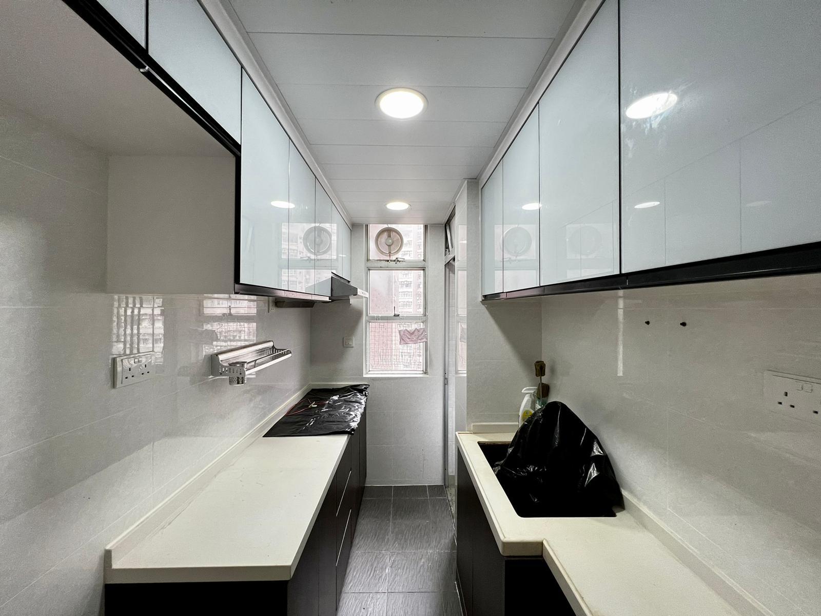 長方形廚房連小露台,入廚空間充裕,而小露台可作收納及晾曬衣物用途。