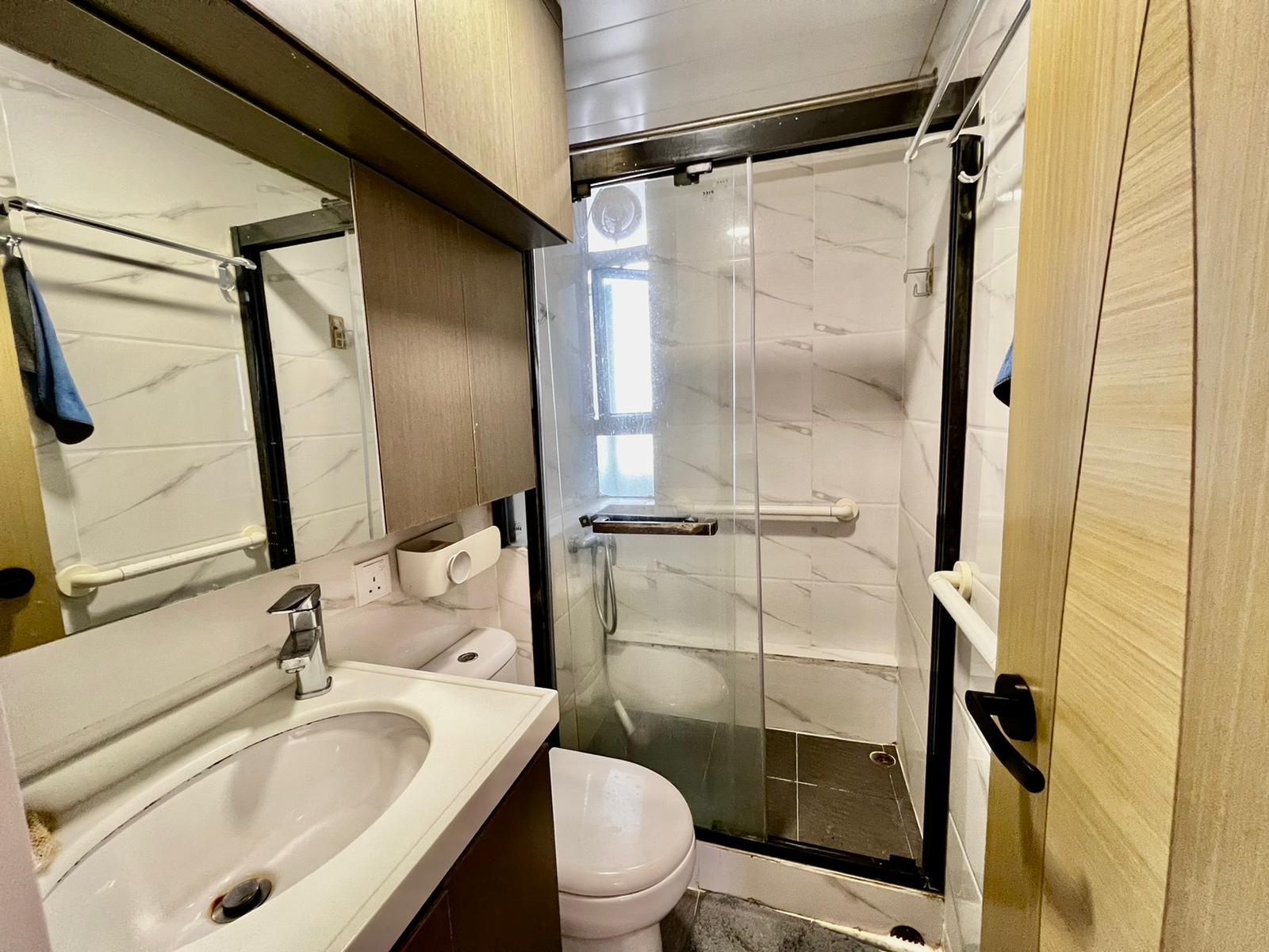 透明玻璃企缸設計的浴室,不是黑廁,可時刻保持通爽。