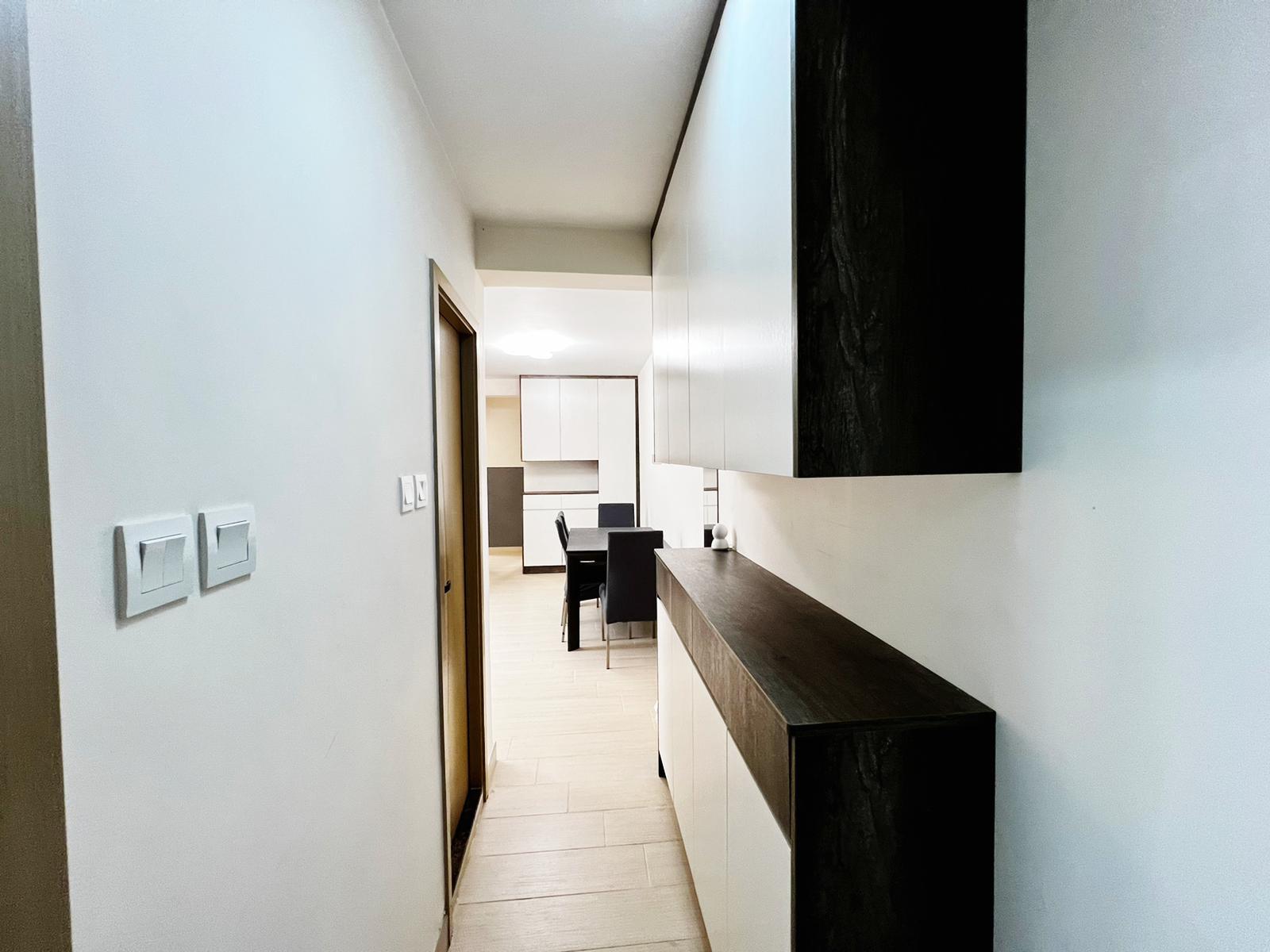 單位有一個細長玄關,有足夠空間擺放靠牆櫃及吊櫃,增加收納空間。