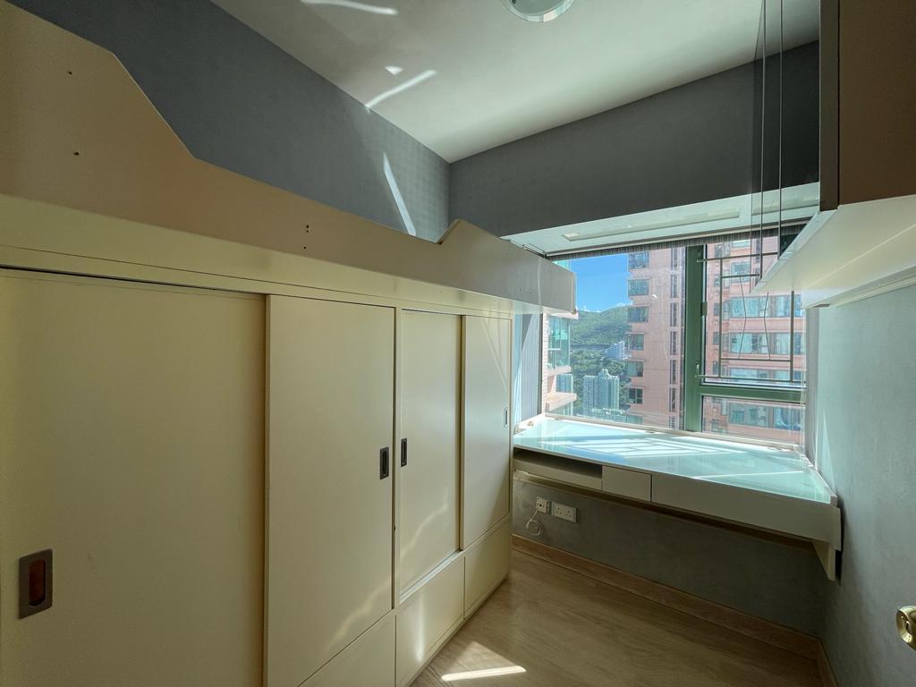 其中一個睡房附有組合床櫃,新淨實用。(代理提供相片)