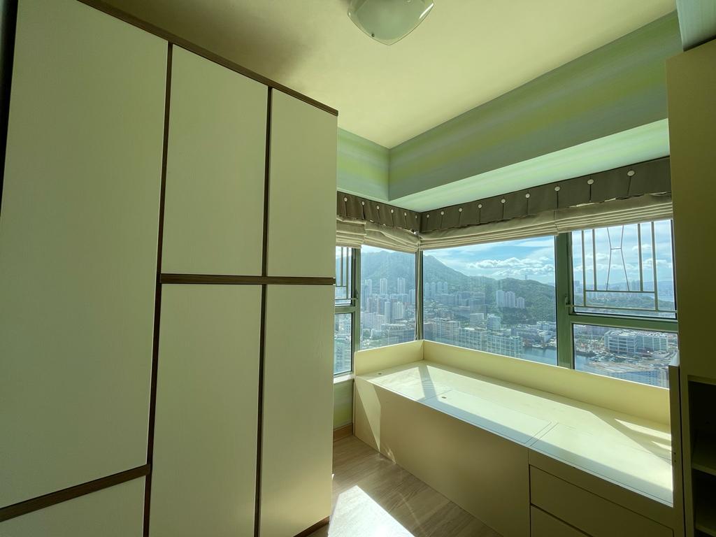 其中一個房間設有90度大窗,外望超開揚山景、市景和海景,並附有睡床和大衣櫃。(代理提供相片)