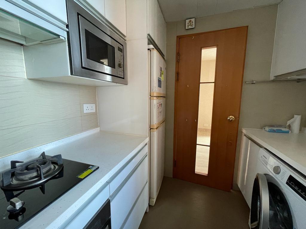 廚房面積闊落,入廚傢具及電器齊全。(代理提供相片)