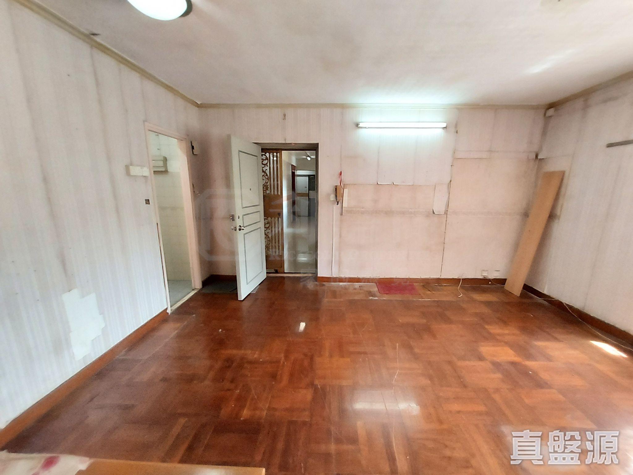 雖然單位裝修頗為殘舊,但間隔實用,大廳面積闊落。(代理提供相片)