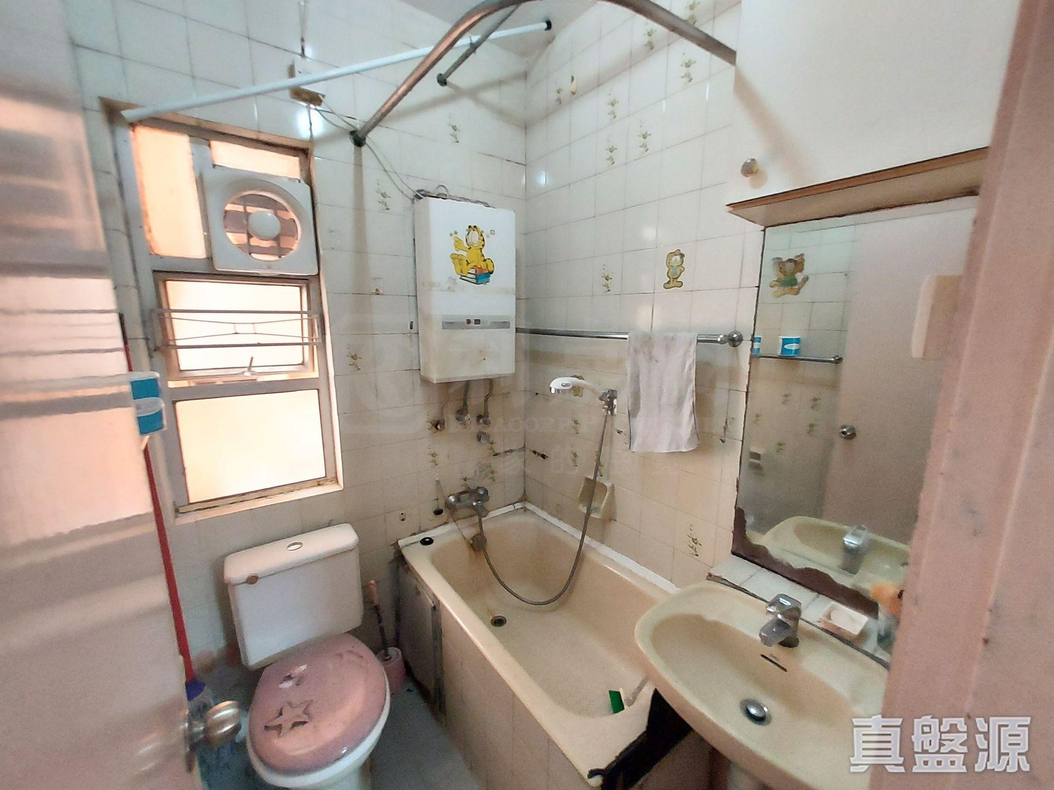 浴室面積不小,仍保留原裝浴缸,亦非黑廁。(代理提供相片)