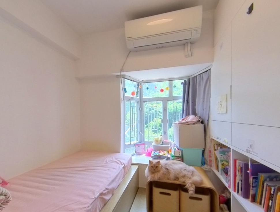 睡房間隔實用,窗戶亦大,景觀同樣望翠綠山巒。(代理提供相片)