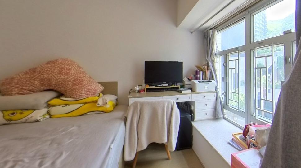 主人房面積不算細小,設有地台,並善用窗台加建書枱櫃,美觀又實用。(代理提供相片)