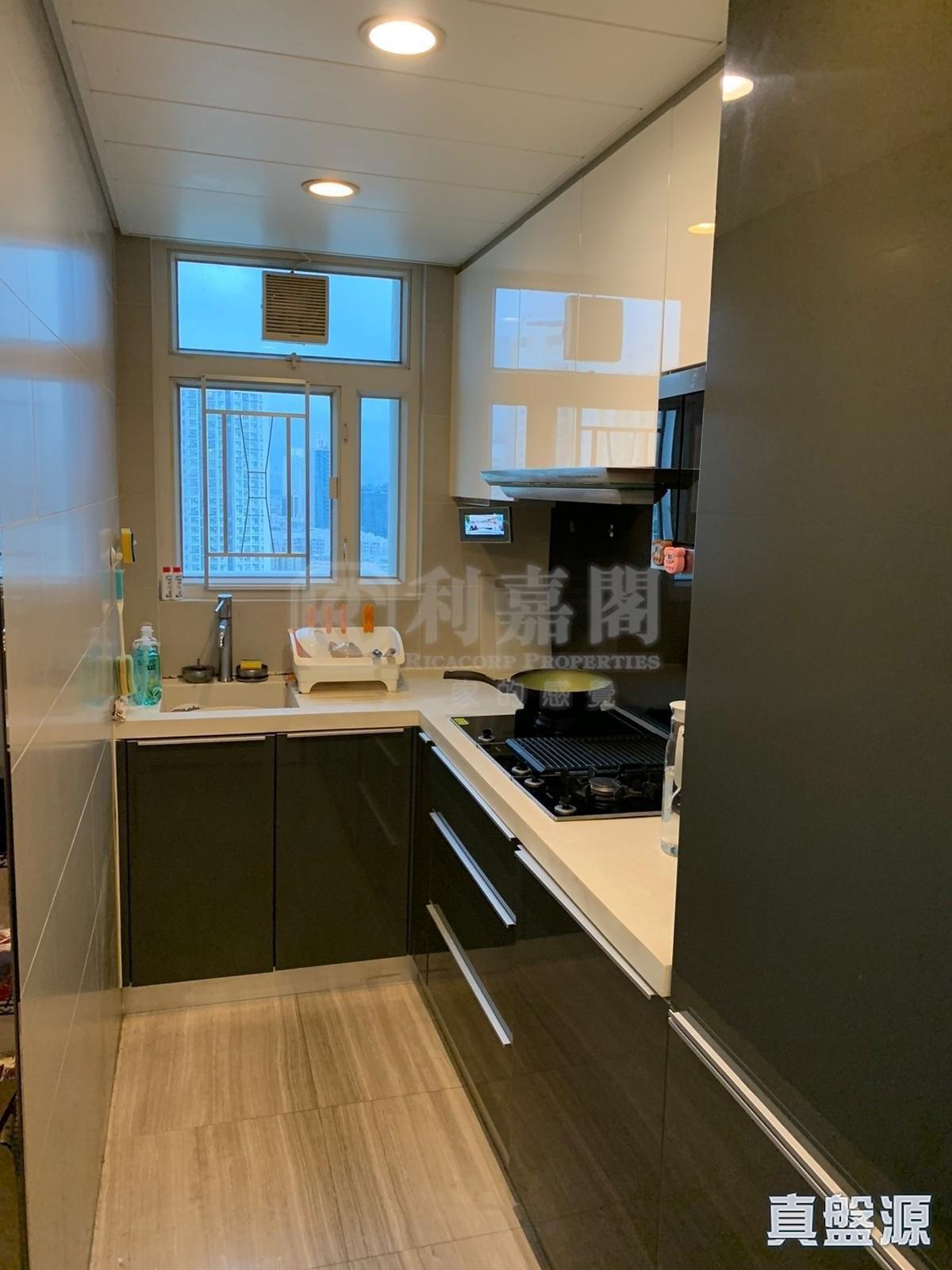 廚房間隔見使,廚櫃及煮食工具仍簇新。(代理提供相片)