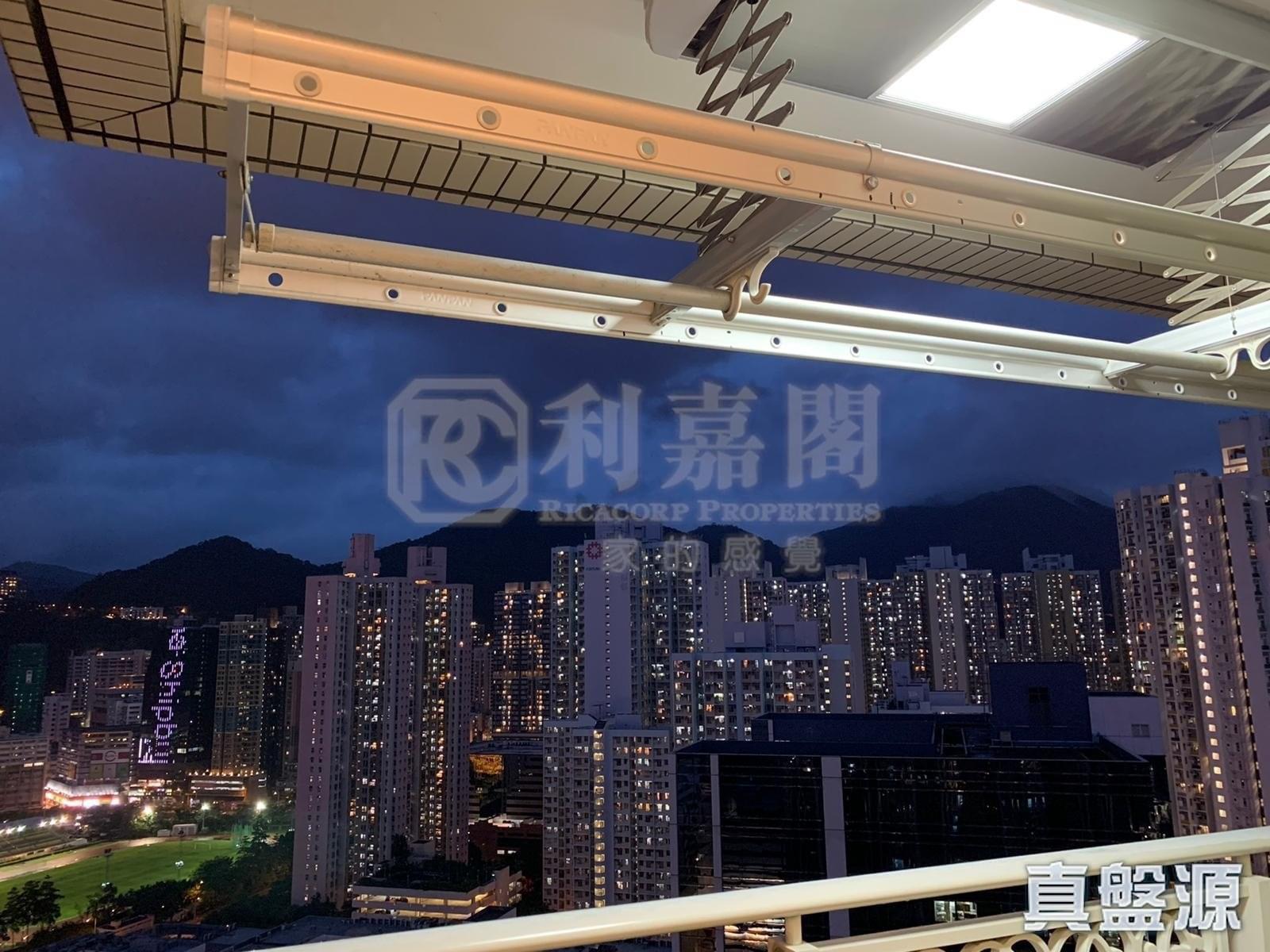 單位附有露台,景觀望開揚市景和球場景。(代理提供相片)